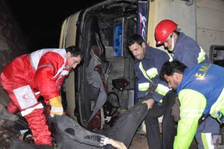 امداد رسانی اورژانس 115 به 10 کشته وزخمی درواژگونی اتوبوس درمحوربجنورد به شیروان